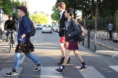 男子もスカートで登校、仏高校で反性差別行動