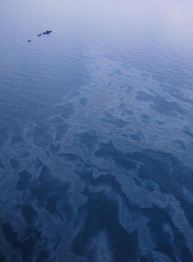 補給中のロシア海軍艦艇から燃料流出、アイルランド沖