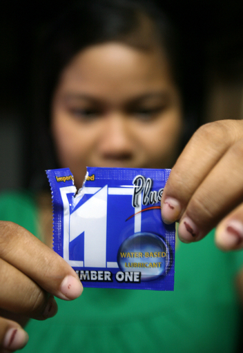 コンドーム用潤滑剤でニキビケア、カンボジア女性の間で流行