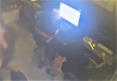 韓国のカフェ、男性客が傘をゴソゴソ不審な動き…その中の「30センチ凶器」映像がとらえた