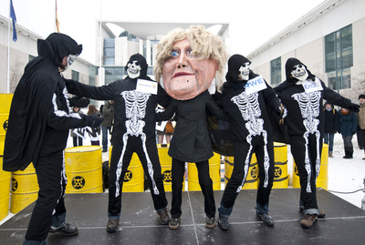 「メルケル首相の死の踊り」で原発に反対、ドイツ