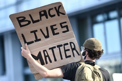 仏の黒人男性死亡事件でデモ 米に触発 警官と衝突も