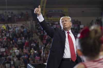 トランプ米大統領、ドゥテルテ比大統領をホワイトハウスに招待 電話会談で