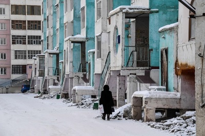 温暖化で解ける永久凍土 傾く建物、有害物質放出の恐れも シベリア