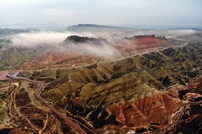 珍しい光景、雲に覆われる「七彩丹霞」 中国・甘粛省