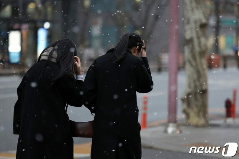 雪が降った2月5日午後、ソウルで市民が足を早めている＝写真は記事の内容とは関係ありません(c)news1