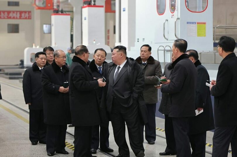 20日、龍城機械連合企業所を訪れた北朝鮮のキム・ジョンウン（金正恩）朝鮮労働党総書記＝労働新聞(c)KOREA WAVE