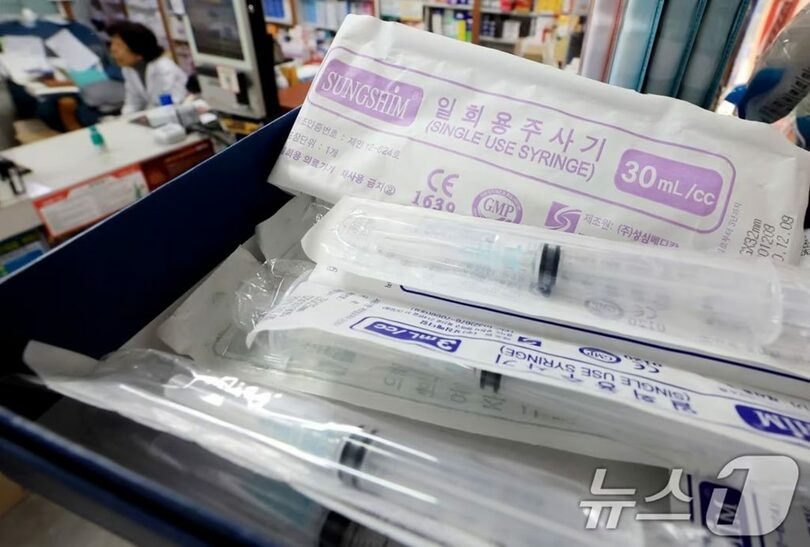 薬局に並ぶ使い捨て注射器（c）news1