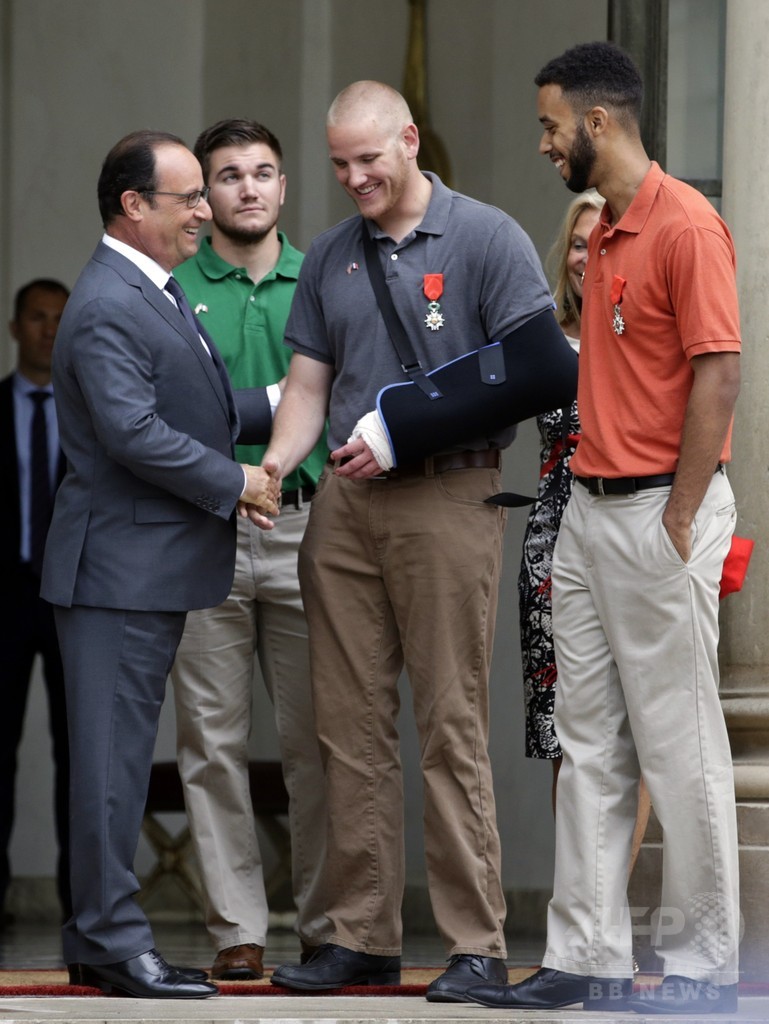 仏列車襲撃阻止の米兵、バーで刺され重傷 女性助けトラブルか