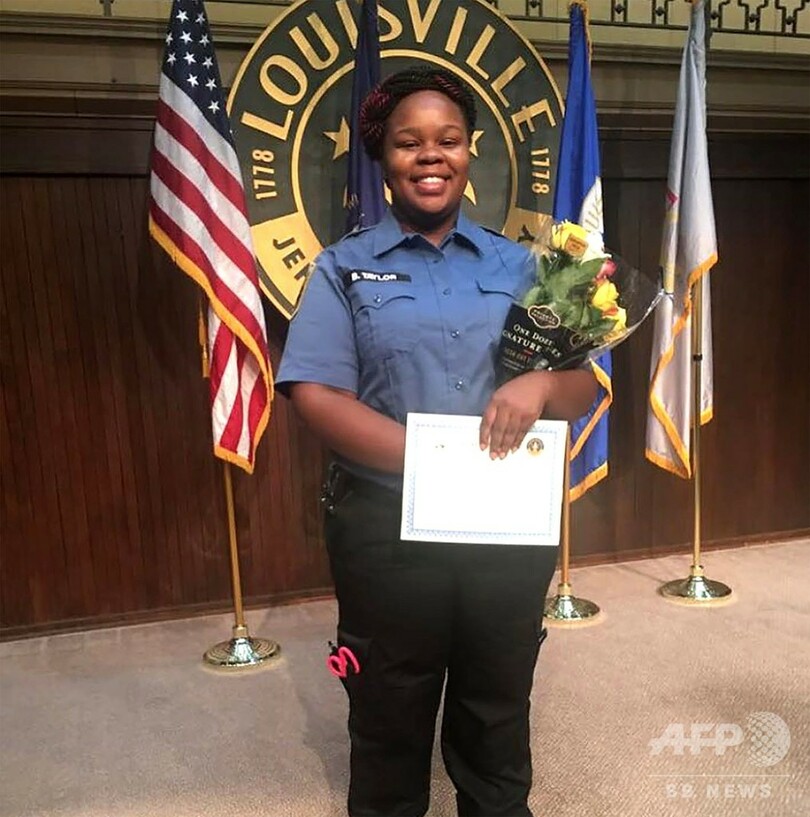 米でまた警官が黒人を射殺、誤った住所に踏み込み8回発砲