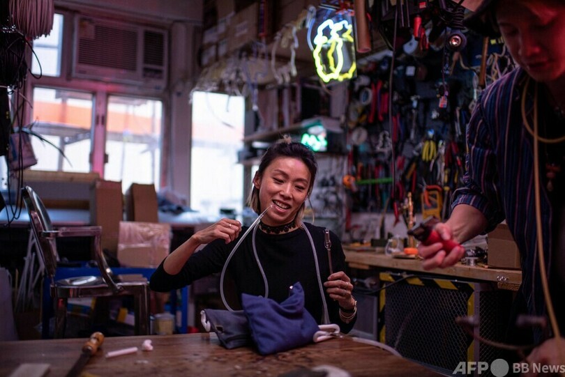 消えゆく香港名物ネオン 若者たちが継承