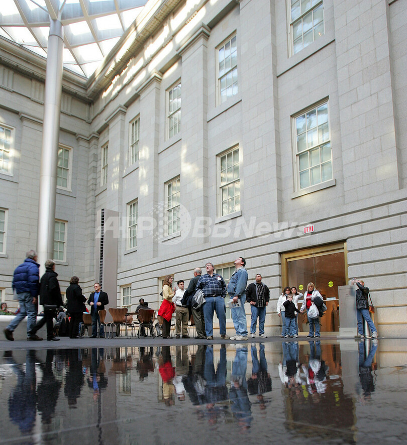 巨匠ノーマン・フォスター設計の優雅な巨大ガラス屋根、完成