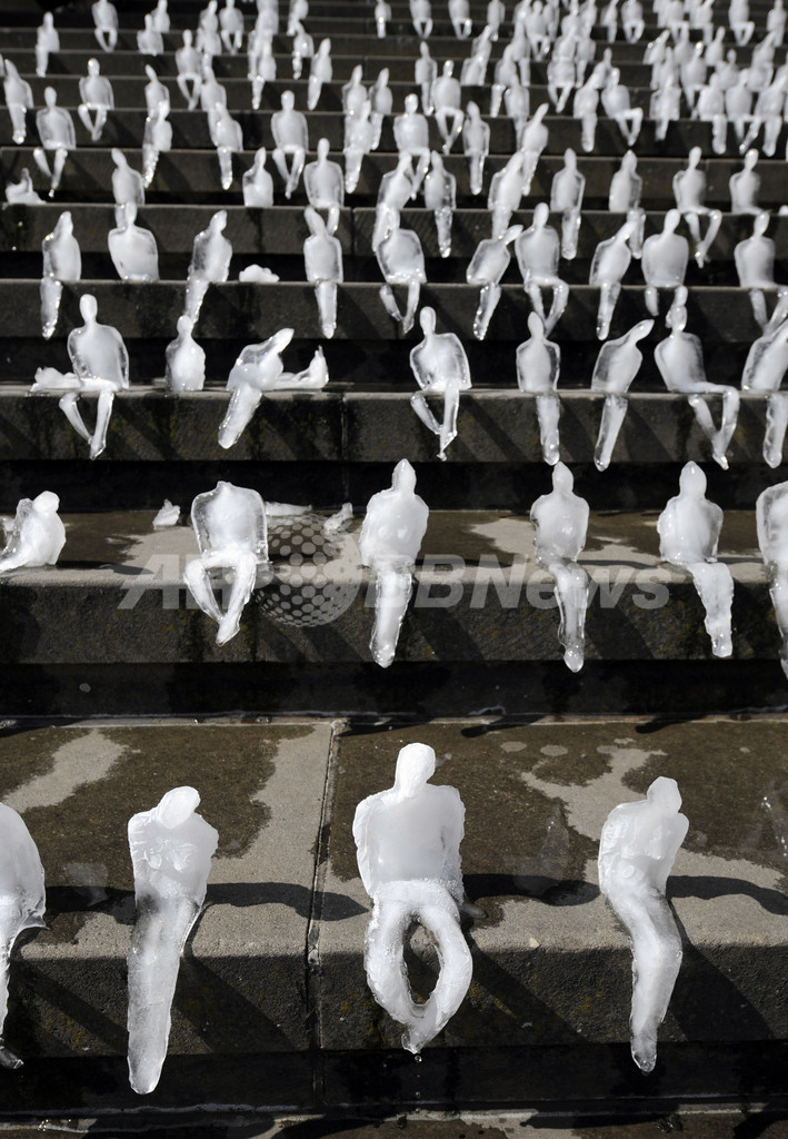 ベルリンの広場、階段に座ったまま解けてゆく1000体