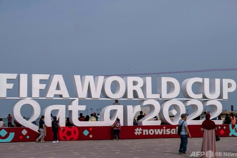 カタールW杯が盛り上げ役のファン雇う、一部サポは冷ややかな反応