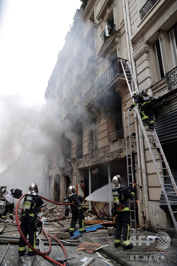 仏パリのパン店で爆発、消防士含む3人が死亡 ガス漏れが原因