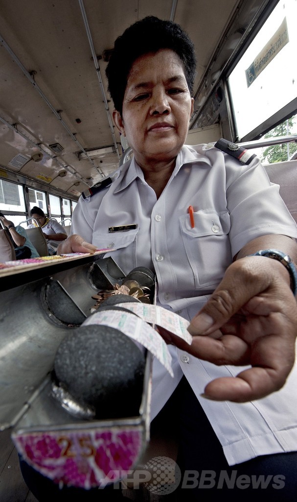 大人用おむつ着用しないと働けない…、待遇改善求めるタイのバス車掌ら