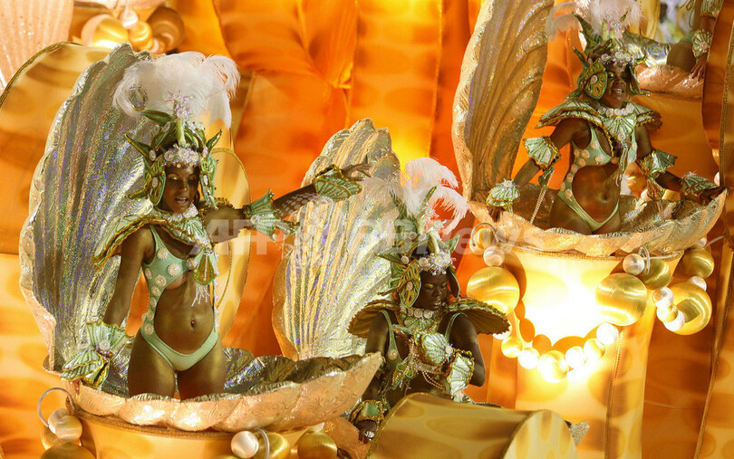 ブラジル・リオのカーニバル、一夜目から興奮は最高潮