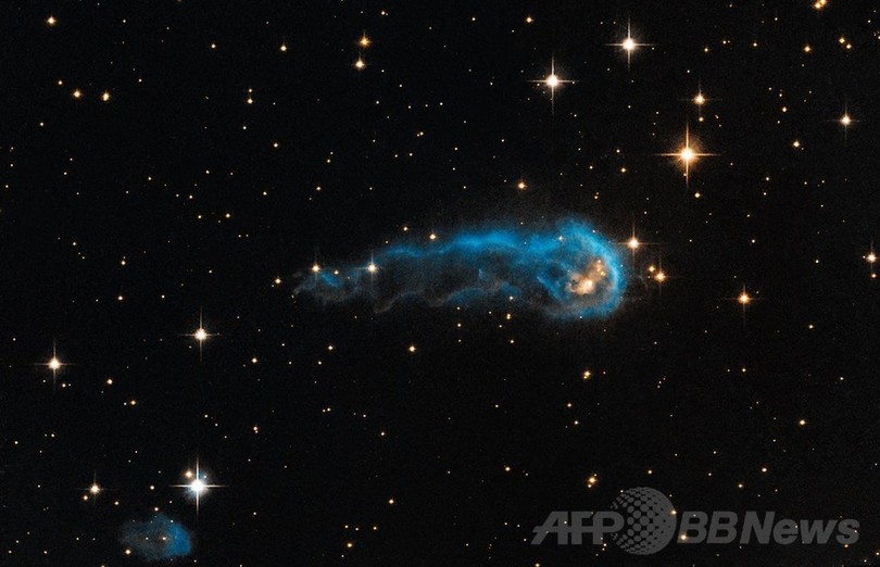 宇宙を泳ぐ青色の「おたまじゃくし」、ハッブル宇宙望遠鏡 宇宙を泳ぐ青色の「おたまじゃくし」、ハッブル宇宙望遠鏡