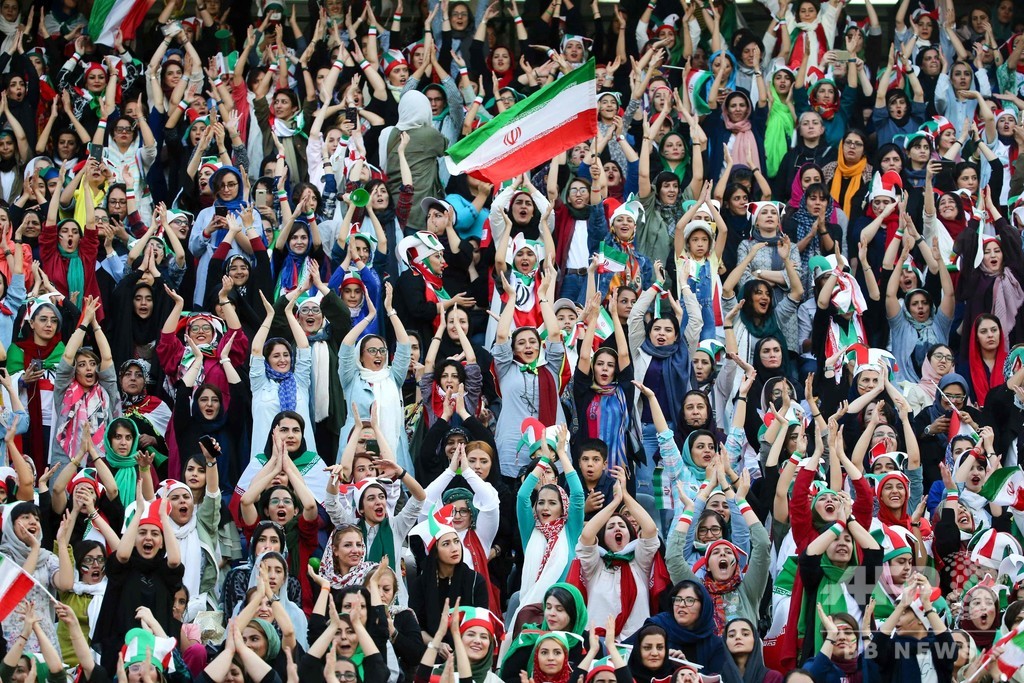 イラン女性が40年ぶりサッカー生観戦、14発の圧勝劇を楽しむ 写真19枚 国際ニュース：AFPBB News