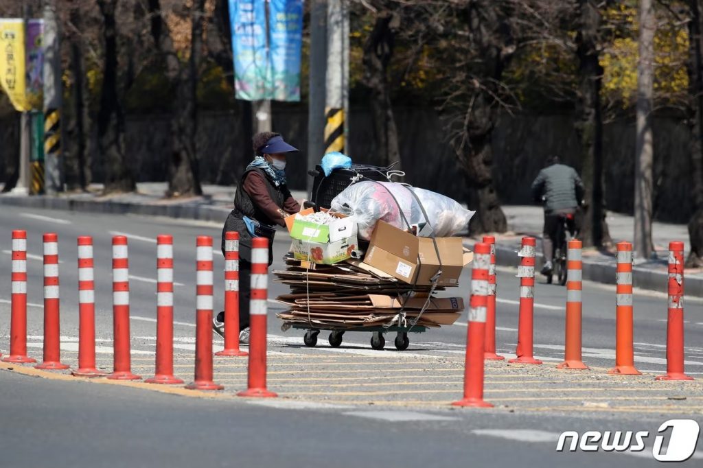 高齢者貧困率、OECD1位の韓国…年金改革、さらなる不安を招く恐れ