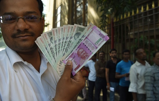 突然の高額紙幣廃止、再開した銀行に長蛇の列 インド 写真7枚