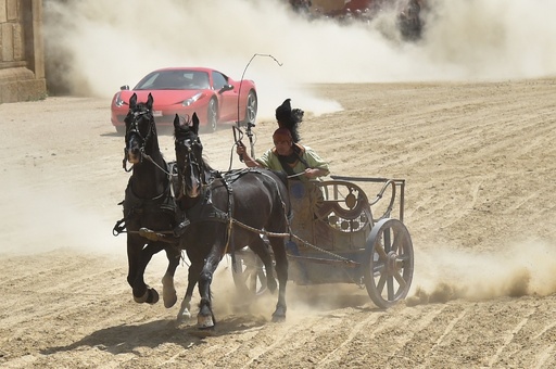 戦闘馬車vs.フェラーリ、『ベン・ハー』のレース再現 イタリア 写真5枚