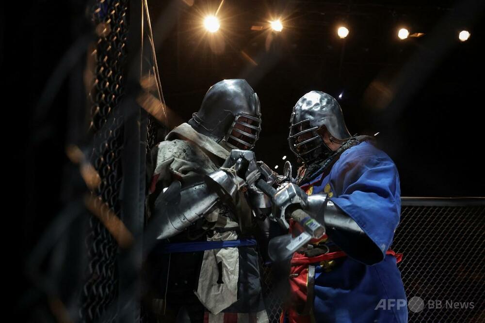 ケージで甲冑バトル、フランスで「中世の総合格闘技」大会開催
