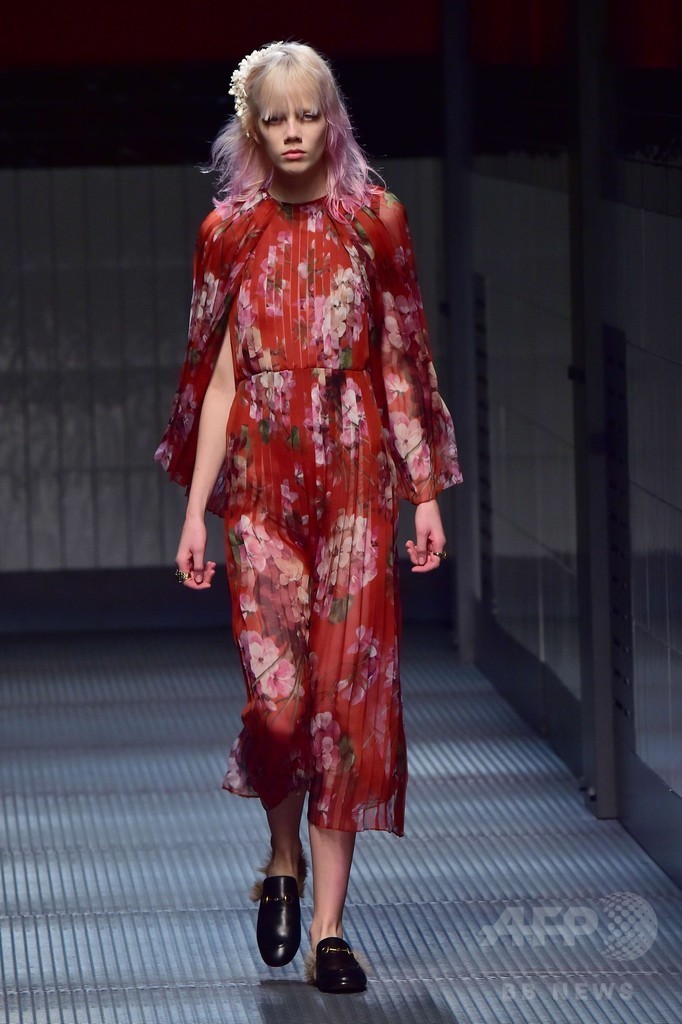 アレッサンドロ・ミケーレが打ち出すロマンティックな女性像、「グッチ」15/16秋冬