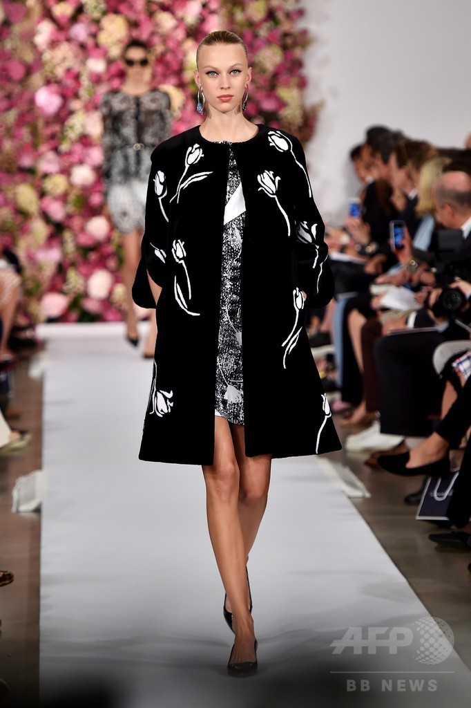 淡い色使いのギンガムチェック、「オスカー・デ・ラ・レンタ」15年春夏