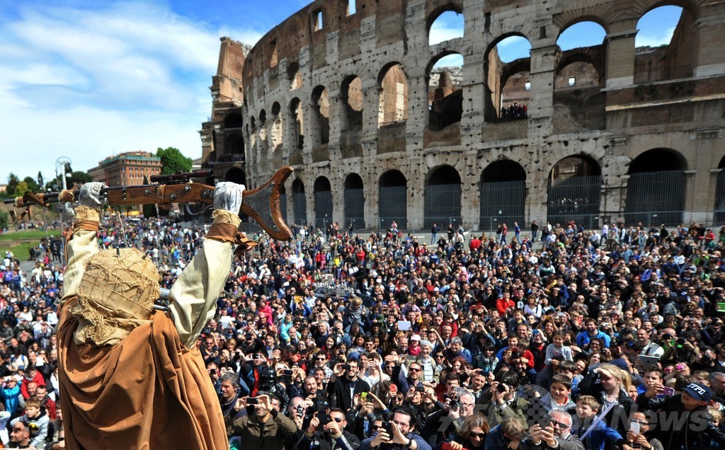 「スター・ウォーズの日」でファン集結、伊ローマのコロッセオ