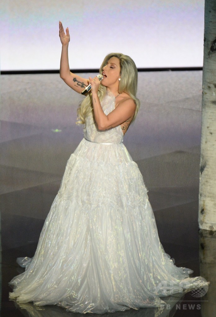 レディー・ガガ、アカデミー賞授賞式で熱唱