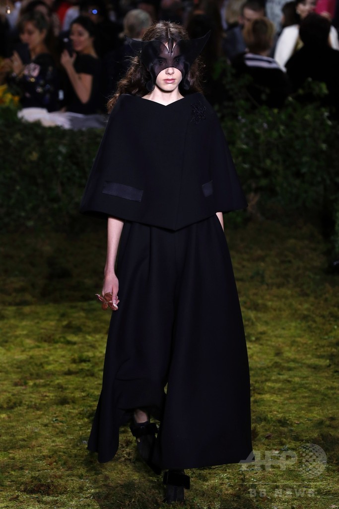 キウリによる初の「ディオール」オートクチュール、ファッション界から称賛