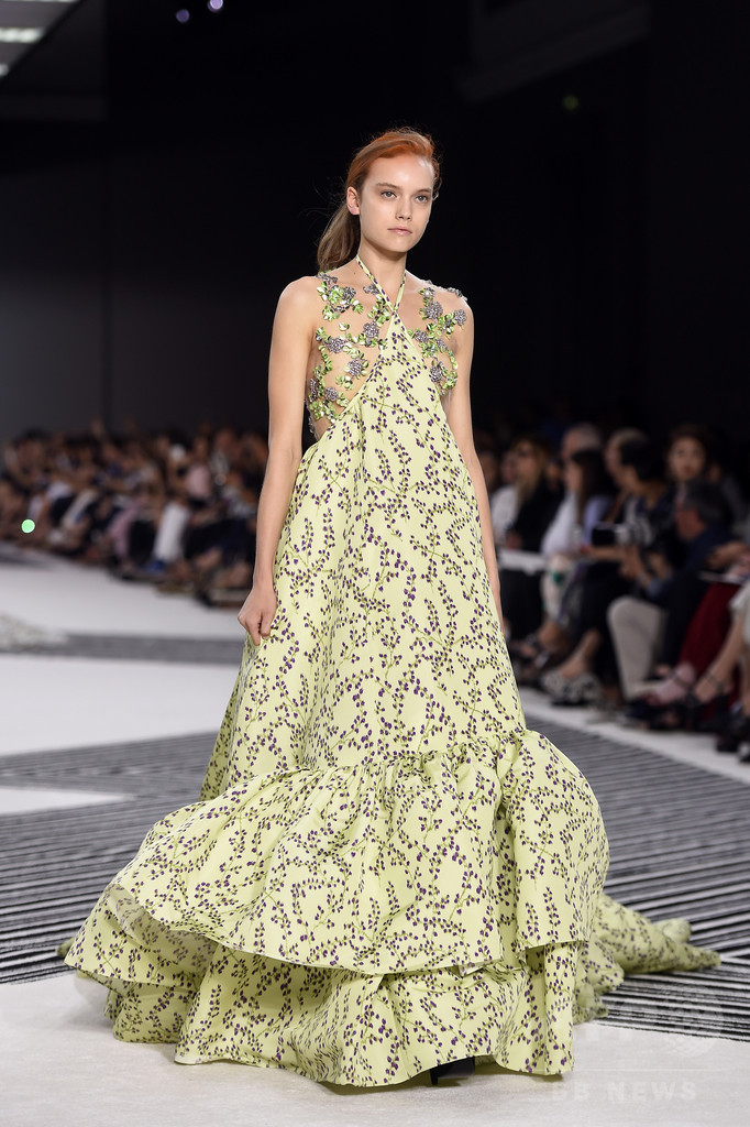 夢を運ぶロマンティックなドレス、「ジャンヴァティスタ・ヴァリ」15/16年秋冬オートクチュール