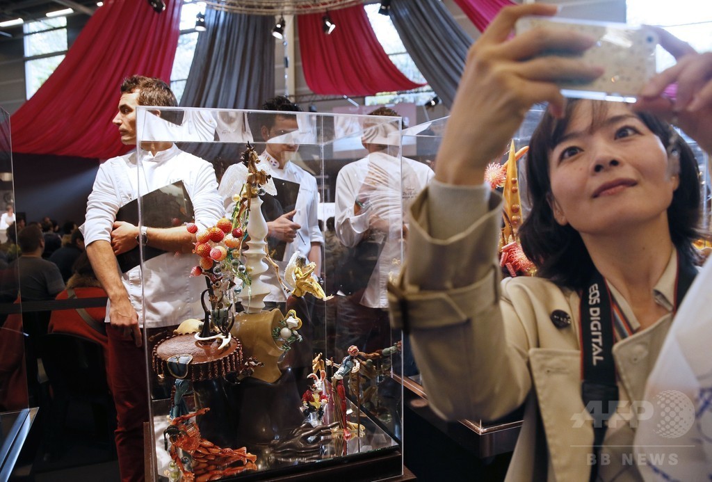甘い芸術作品ズラリ、チョコの祭典 パリ