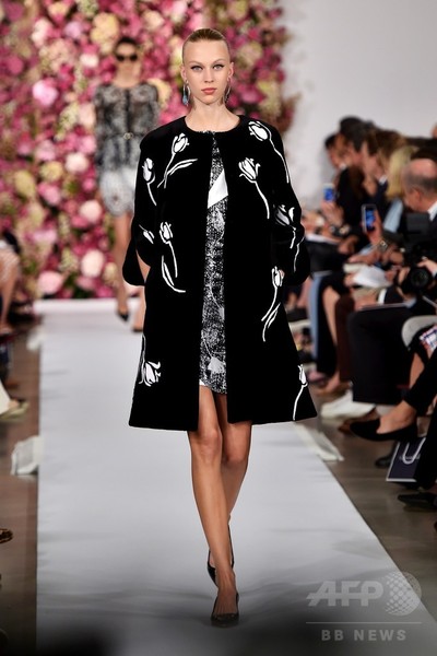 淡い色使いのギンガムチェック、「オスカー・デ・ラ・レンタ」15年春夏