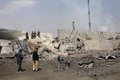 アフガニスタンの首都カブールで、前夜にグリーン・ビレッジで起きた爆発によって地面に開いた穴の周辺を調べる治安部隊（2019年9月3日撮影）。(c)STR / AFP