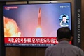 韓国・ソウルの鉄道駅のモニターに映し出される、北朝鮮の弾道ミサイル発射に関する報道（2022年10月4日撮影）。(c)Jung Yeon-je / AFP