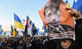 ウクライナのキエフでの抗議デモで、ロシアのウラジーミル・プーチン大統領を描いたポスターを掲げるデモ参加者（2019年12月8日撮影）。(c)Sergei SUPINSKY / AFP