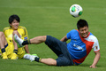 サッカーコンフェデレーションズカップ2013（Confederations Cup 2013）。チームメートの川島永嗣（Eiji Kawashima）と練習に臨む内田篤人（Atsuto Uchida、2013年6月16日撮影）。(c)AFP/YASUYOSHI CHIBA