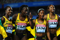 第13回世界陸上大邱大会（13th IAAF World Championships in Athletics Daegu）は4日、女子4×100メートルリレー決勝が行われ、米国が41秒56で金メダルを獲得した。

銀メダルを獲得し、国旗を手に歓喜するジャマイカの選手（2011年9月4日撮影）。(c)AFP/OLIVIER MORIN