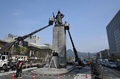 韓国・ソウルで街路や公園の清掃作業が行われ、光化門広場に立つ李舜臣将軍の銅像を洗い流す作業員。16世紀に活躍した李舜臣将軍は日本との海戦で勝利を収めた（2025年4月16日撮影）。(c)Jung Yeon-je / AFP
