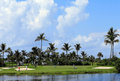 女子ゴルフ、ピュアシルクバハマLPGAクラシック（Pure Silk-Bahamas LPGA Classic 2013）は24日、悪天候の影響のため1日遅れで開幕を迎え、6アンダーで初日を終えたイタリアのシルビア・カバレリ（Silvia Cavalleri）と米国のヘザー・ヤング（Heather Young）が暫定首位に立った。

3番グリーン周辺の様子（2013年5月24日撮影）。(c)AFP/Getty Images/Sam Greenwood