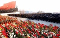 北朝鮮の平壌（Pyongyang）で開かれた朝鮮人民軍の集会を撮影したとされる写真。金日成（Kim Il-Sung）国家主席や金正日（Kim Jong-Il）総書記の像に向かって頭を下げる人々（2013年12月16日撮影、公開）。(c)AFP/KCNA via KNS