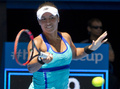 テニス男女混合国別対抗戦、第27回ホップマンカップ（Hopman Cup XXVII）4日目、英国対ポーランド。リターンを狙うヘザー・ワトソン（Heather Watson、2015年1月7日撮影）。(c)AFP/TONY ASHBY