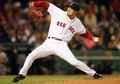 09MLB、ボストン・レッドソックス（%%Boston Red Sox%%）の岡島秀樹（%%Hideki Okajima%%）は7日、オークランド・アスレチックス（%%Oakland Athletics%%）戦に7回、2死一二塁から登板し1／3回を投げて無安打無失点だった。試合はレッドソックスが5-2で勝利した。写真は7回途中から3番手で登板した岡島秀樹。（2009年7月7日撮影）(c)AFP/Getty Images/Elsa