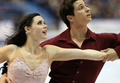13-14フィギュアスケートグランプリGPシリーズ第2戦、スケート・カナダ（2013 Skate Canada International）アイスダンス・フリーダンス（FD）。演技に臨むカナダのテッサ・ヴァーチュー（Tessa Virtue）/スコット・モイア（Scott Moir）組（2013年10月26日撮影）。(c)AFP/Getty Images/Dave Sandford
