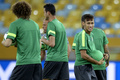 サッカーコンフェデレーションズカップ2013（Confederations Cup 2013）決勝のスペイン戦を控え、ブラジル代表が29日、決勝の舞台となるマラカナン・スタジアム（Maracana Stadium）で調整を行った。

調整に臨むブラジルのネイマール（Neymar da Silva Santos Junior、右、2013年6月29日撮影）。(c)AFP/LLUIS GENE