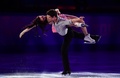 ソチ冬季五輪、フィギュアスケート・エキシビションの演技に臨むカナダのテッサ・ヴァーチュー（Tessa Virtue）/スコット・モイア（Scott Moir）組（2014年2月22日撮影）。(c)AFP/JOHN MACDOUGALL
