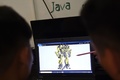 ベトナム首都ハノイの作業場で、ロボットのデザインを検討する男性ら（2019年9月30日撮影）。(c)Nhac NGUYEN / AFP