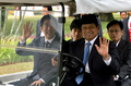 2007年8月20日、安倍晋三（Shinzo Abe）首相（左端）をゴルフカートに乗せインドネシアの大統領府を走るスシロ・バンバン・ユドヨノ（Susilo Bambang Yudhoyono）大統領（右から2人目）。(c)AFP/Bay ISMOYO
